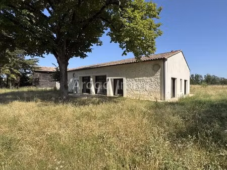 maison moderne avec double garage  séchoir à tabac  2 abris à chevaux  carrière à chevaux.