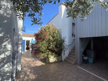 une maison familliale au coeur de loix  joyau de l'île de ré.