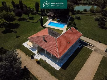villa avec piscine et lac