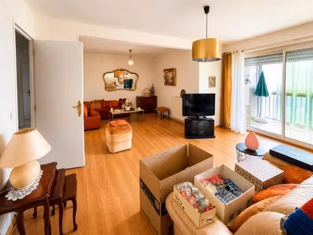 bizanos - appartement 3 chambres avec parking et balcon