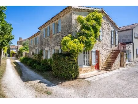 refuge romantique avec maison d'hôtes et piscine
