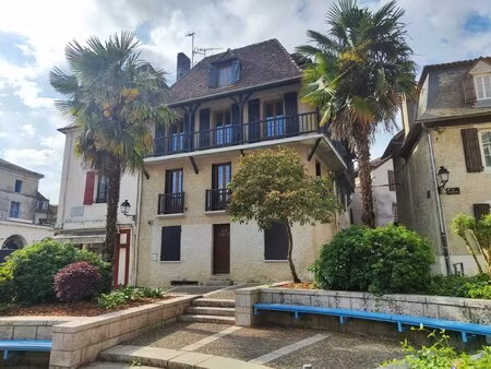 belle maison de ville avec balcons