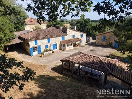 a vendre maison en pierre rénovée avec dépendances  piscine et parc arboré sur un hectare