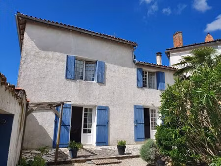 maison charentaise avec jardin et commerces à pied
