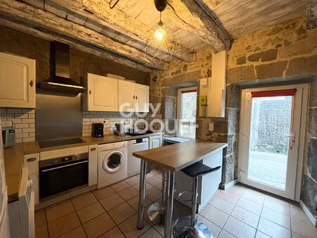 maison meublée avec une cour et une remise