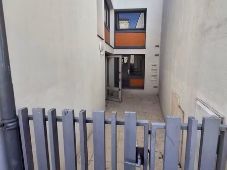 immeuble avec rapport locatif - local professionnel et 2 apparte