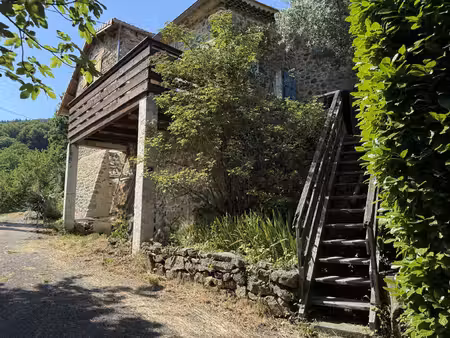 authentique maison de hameau en pierre 5 chambres  terrasse  vue  cour intime et 2 86 ha..