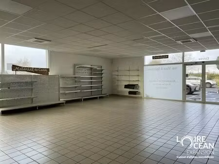 location commerce vallet 44330 500m²