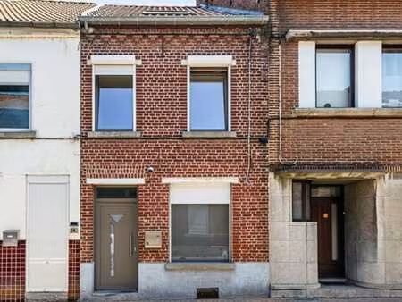 maison 2 chambres bien située avec 2 garages et jardin!