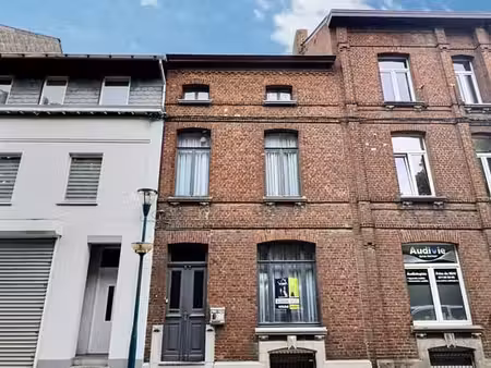 chimay centre: maison à rénover possédant de beaux volumes