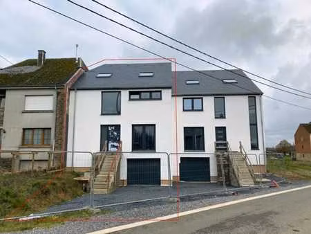 maison en gros-œuvre fermé avec un jardin à fouche