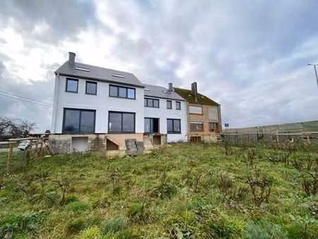 maison en gros-œuvre fermé avec un jardin à fouche