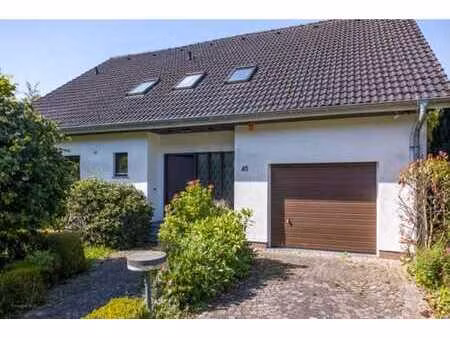 freistehendes einfamilienhaus mit garten
