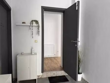 rdc de +/-110m²  séj avec cuis  3 ch  sdb  2wc et buanderie.
