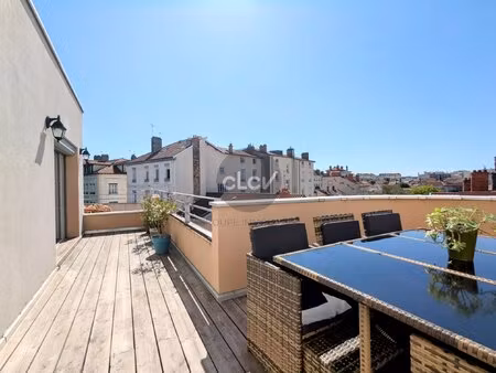 t2 meublé et rénové par architecte  en dernier étage + terrasse de 25m²