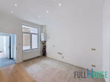 petite copro  rez 1 chambre remis à neuf avec cour