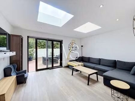 charmante maison lumineuse remise à neuf avec beau jardin !