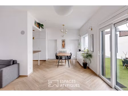 maison contemporaine rénovée avec dépendance et jardin intime