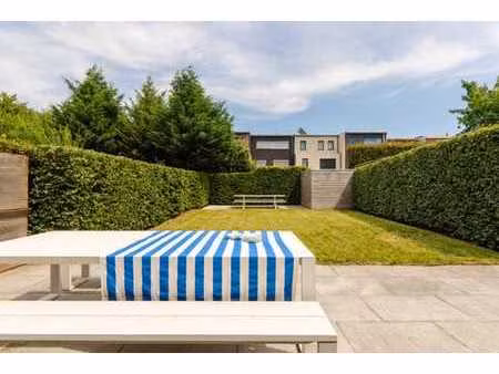 maison familiale contemporaine avec garage et jardin