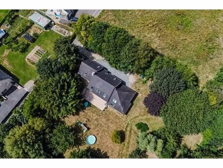 grande maison familiale avec jardin très arboré