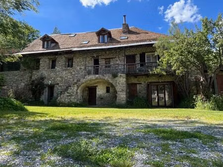 magnifique corps de ferme à rénover entièrement et son chalet attenant  réunis sur une...