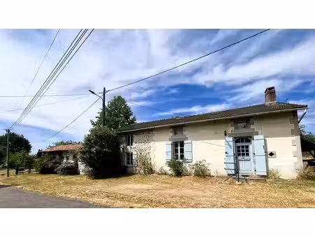 charmante maison individuelle rénovée de 4 chambres avec piscine  jardin et terrain.