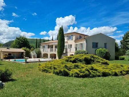 propriété avec terrain et piscine