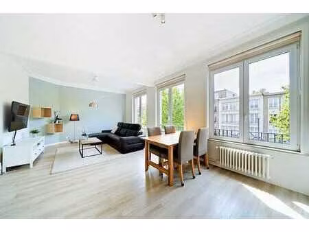 appartement très lumineux avec 2 grandes chambres.