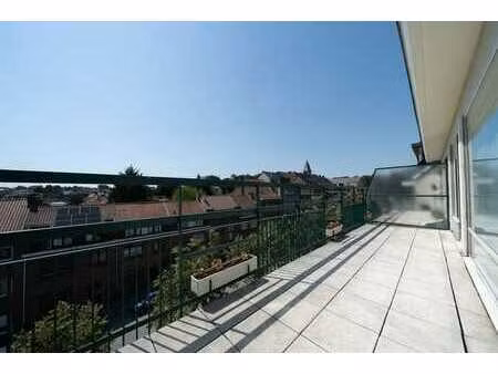 roodebeek - penthouse lumineux et 100% rénové !
