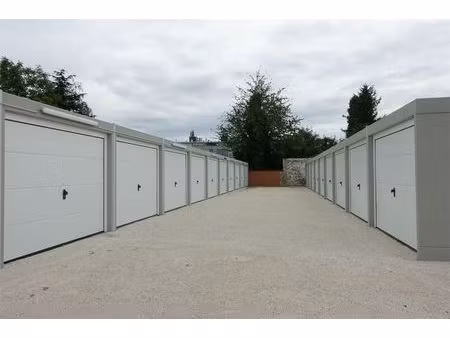 a louer: garages à sint-rochus.(16m2)