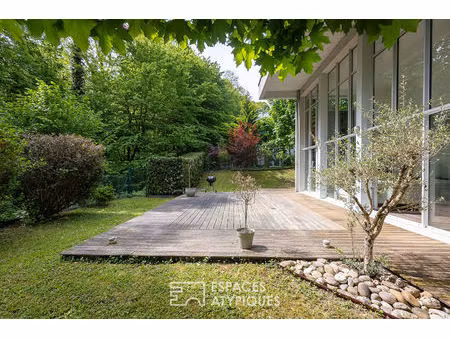 duplex atypique et sa verrière sur la forêt