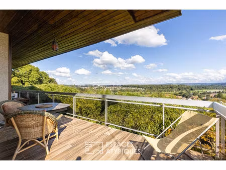 maison d'architecte avec vue dominante  piscine et volumes ouverts