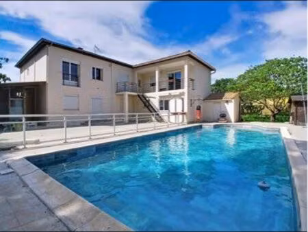 villa avec piscine plus dépendances
