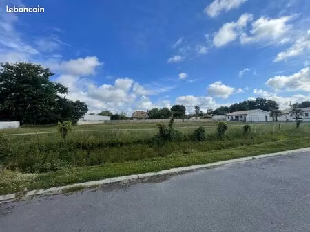 terrain 700 m² lanton
