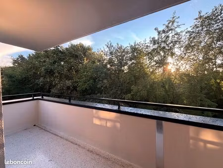 appartement t3 avec balcon et 2 places de parkings sécurisées