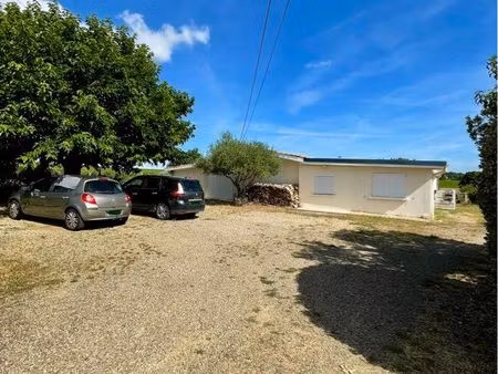 grande maison familiale avec piscine couverte et terrain arboré