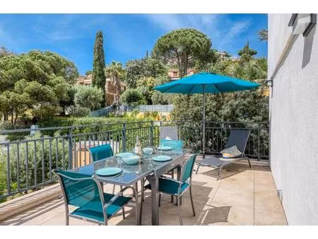 superbe t3 rénové avec terrasse à vendre - centre- ville lavandou- plage et commodités à p