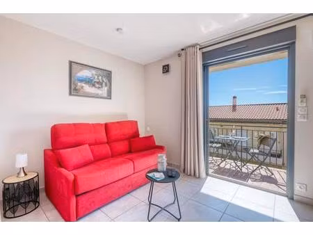 studio rénové avec terrasse à vendre- centre-ville lavandou- plage et commerces à pied
