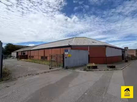 entrepôt exceptionnel de 3500 m² 4 entrees