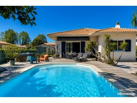 maison familiale traditionnelle 120 m2 + 2 garages + dépendance + piscine
