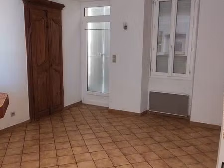 t2 40m2  jardinet res. privée  parking  belle vue  33390 blaye  loyer 450e