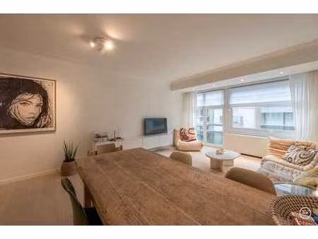 bel appartement rénové avec 3 chambres situé à proximité de