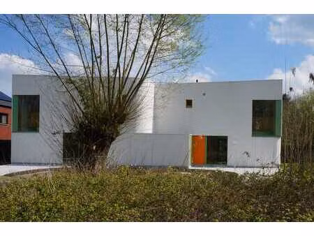 maison neuve avec jardin  à côté d'une réserve naturelle.
