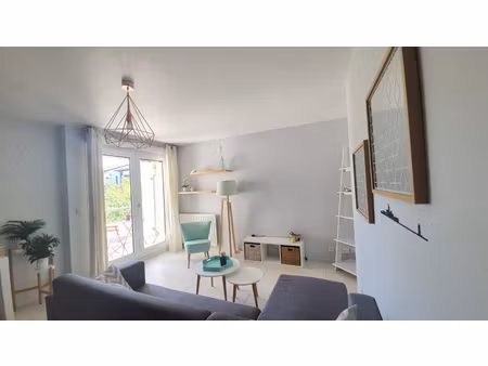 t2 bis - 48.80m² - meublé - terrasse  parking