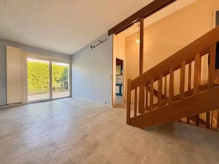 maison à rénover avec garage et de nombreux stockage