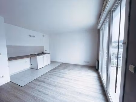 corbeil-essonnes - studio avec balcon vue sur la seine dans une résidence de haut standing
