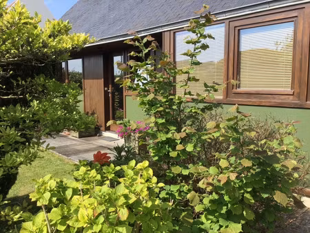 coup de cœur : maison en bois chaleureuse à deux pas de la plage de morgat