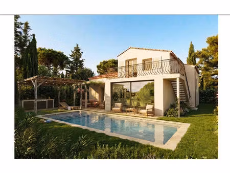 villa en cours de rénovation avec piscine et aperçu mer