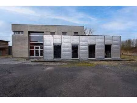 bedrijfseigendom met kantoor  woning  loodsen en industri...