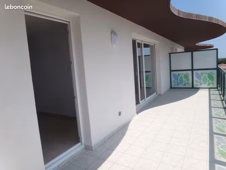 appartement 3 pièces 80 m². vue dégagée (sans vis-à-vis). mer visible de la terrasse. libr